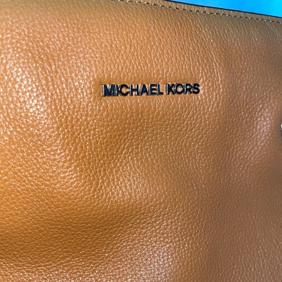 Michael kors ,softly structured leather shoulder bag/ signature hardware - Picture 4 of 10
